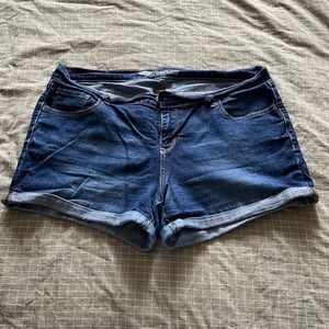Old Navy boyfriend jean shorts, size 14 Regular